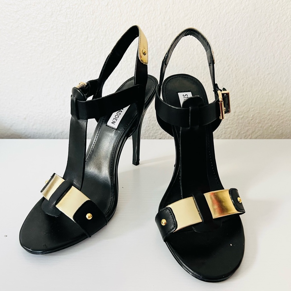 9M Steve Madden Reya Gold Plate Detail Sandals in Gold (Black Leather)